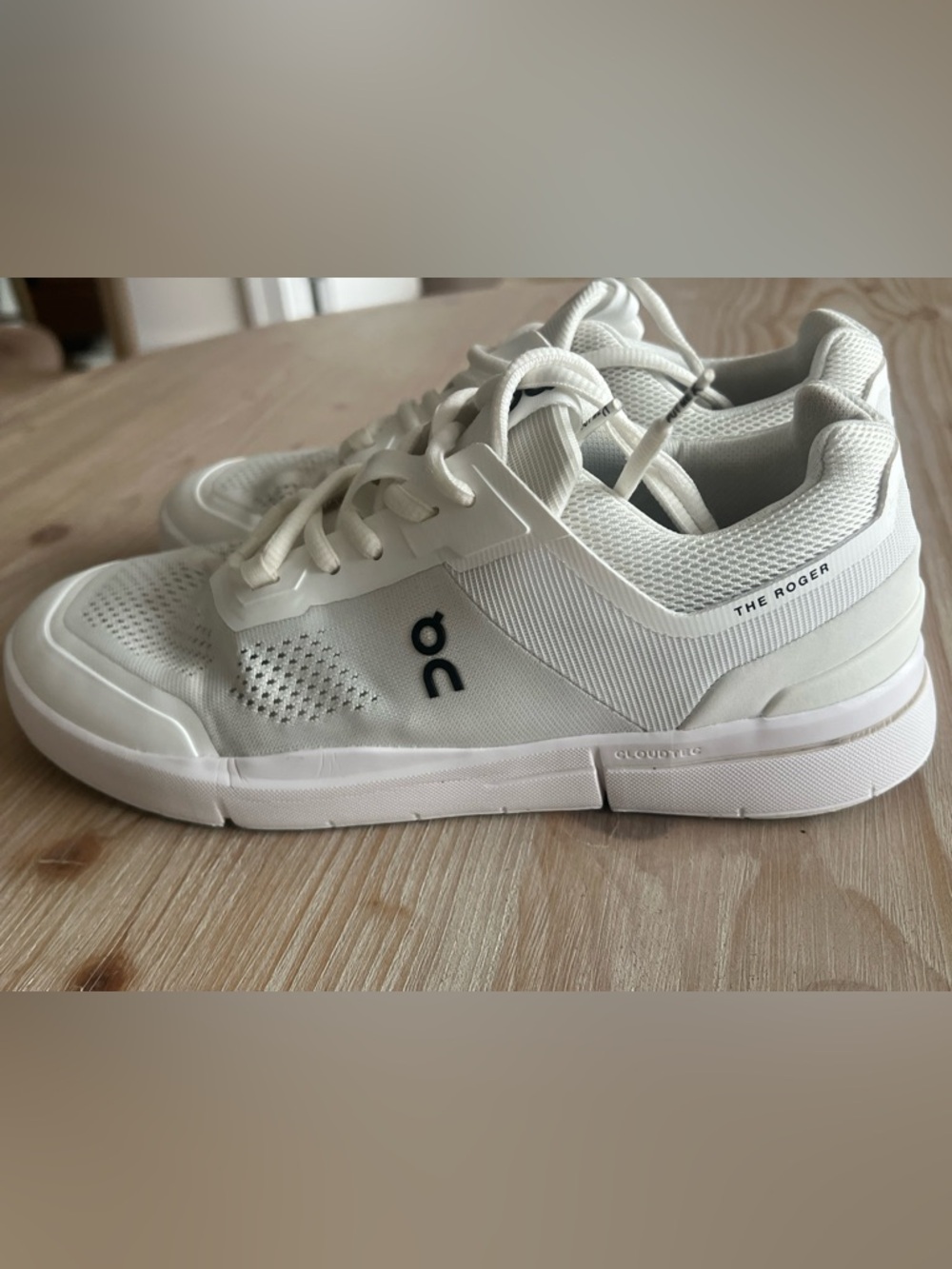On the Roger Spin Tennis Women Sneaker Size 9